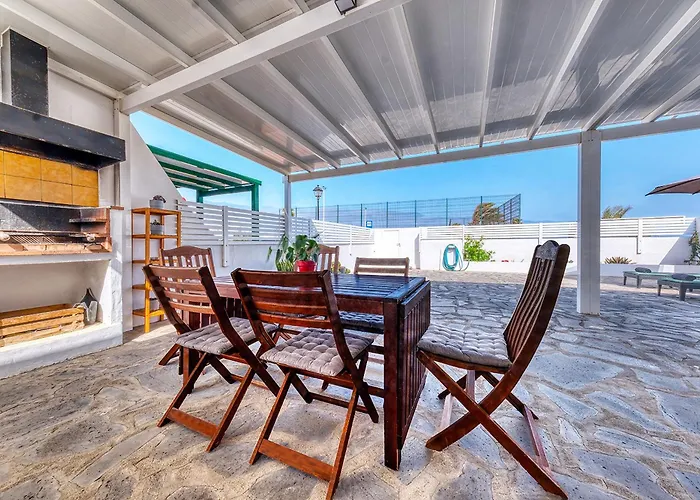 Cocoteros Ocean View House בית נופש *